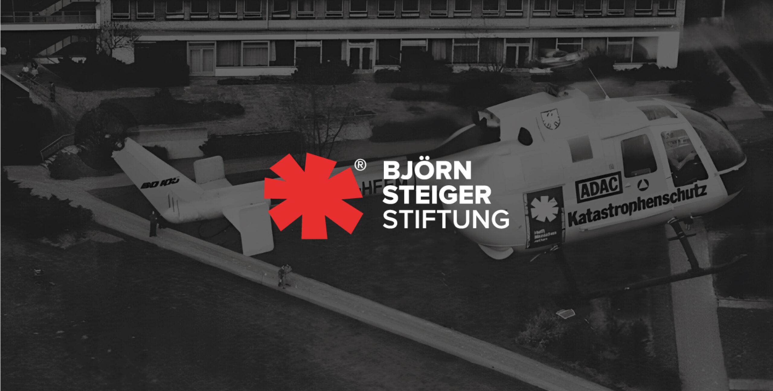 Das Björn Steiger Stiftung Logo mit einem Rettungshubschrauber im Hintergrund